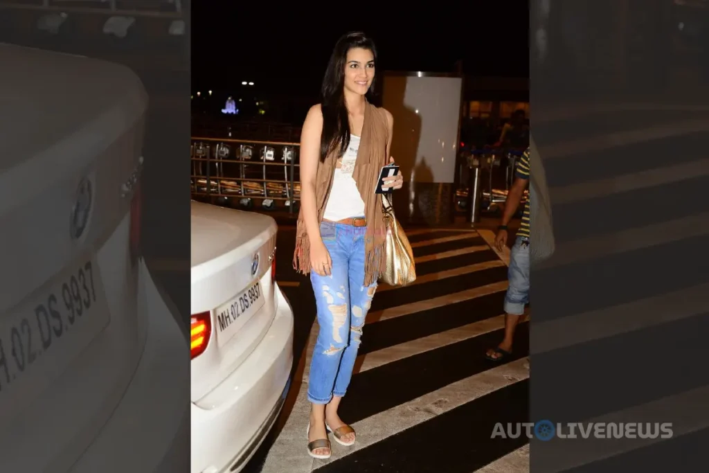 Kriti Sanon at Mumbai Airport on 24th June 2015